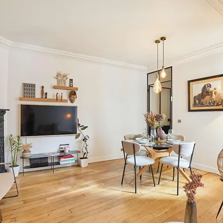 Superb Invalides Eiffel Tower Apartment